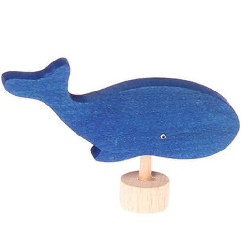 grimm's houten decoratie figuur van een blauwe walvis op een houten voetje.