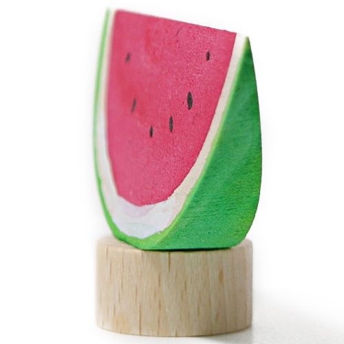 Grimm's houten decoratiefiguur van een watermeloen, van de zijkant gezien.