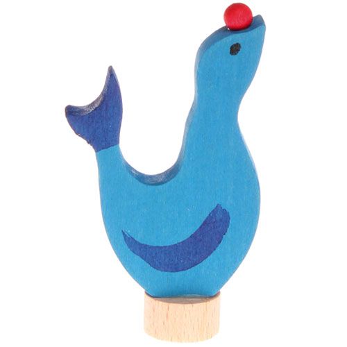 grimm's houten decoratie figuur van een blauwe zeehond met een rode bal op zijn neus.