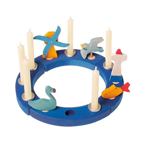 Grimm's houten decoratiefiguren met een zeethema, waaronder een zeemeeuw, vis en vuurtoren, geplaatst in een blauwe ring.
