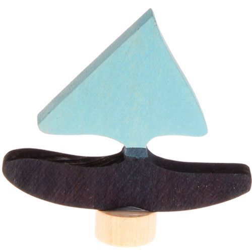 Grimm's houten decoratie zeilboot met donkere romp en blauw zeil.