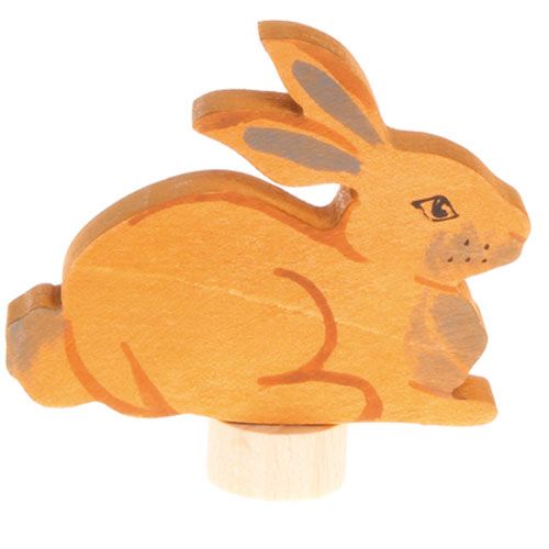 Grimm's houten decoratie figuur van een zittend oranje haasje.
