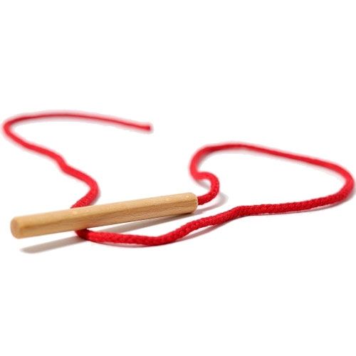 Een rood rijgkoord met een houten stokje aan het uiteinde.
