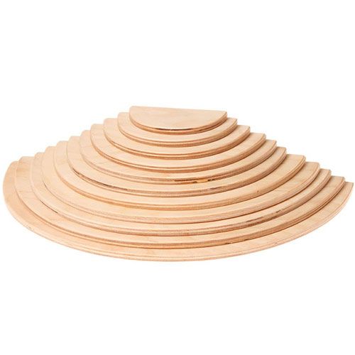 Grimm's set van naturel houten halfronde schijven, uitwaaierend op een rij.