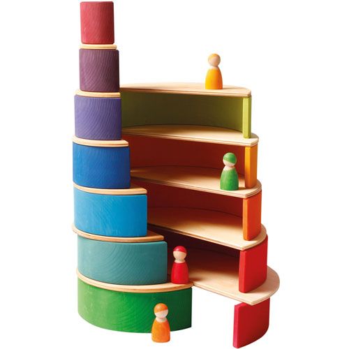 Grimm's houten bouwwerk met halfronde schijven als planken en gekleurde bogen, inclusief houten poppetjes.