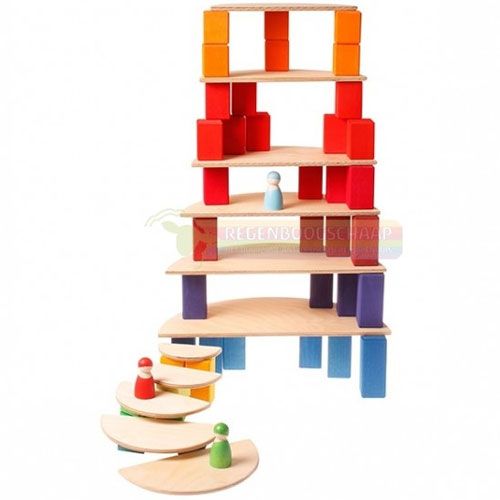 Grimm's houten bouwwerk met halfronde schijven als verdiepingen en gekleurde blokken, met houten poppetjes.