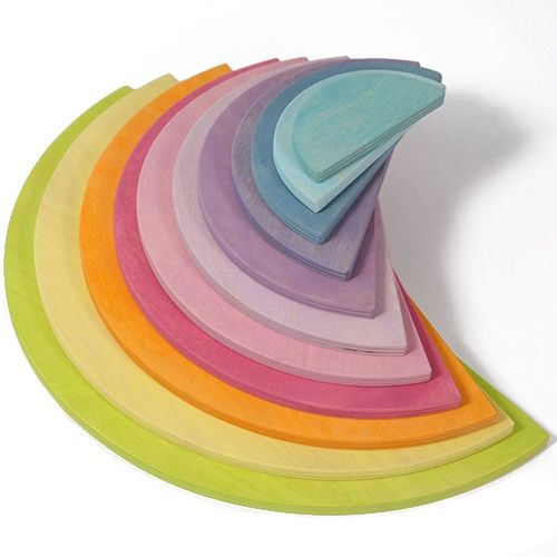 Grimm's pastel half-round houten bouwschijven gestapeld in een regenboogvorm.