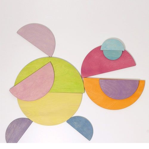 Grimm's pastel halfronde en ronde houten bouwschijven vormen een abstract dierfiguur.