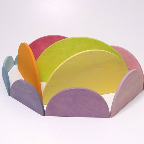 Grimm's pastel half-round houten bouwschijven staan rechtop in een cirkel.