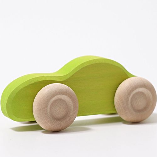 Een groene Grimm's houten speelgoedauto, zijaanzicht.