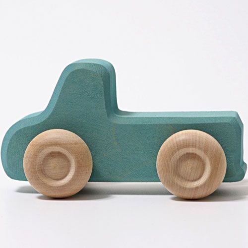 Een blauwe Grimm's houten speelgoed pick-up truck, zijaanzicht.