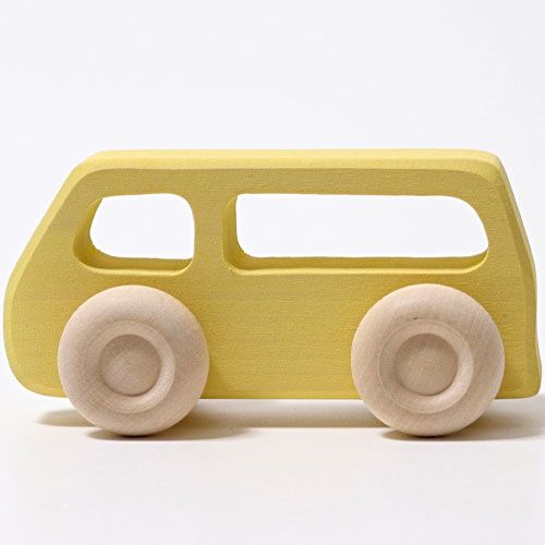 Een geel Grimm's houten speelgoedbusje, zijaanzicht.