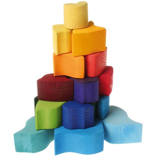 Een toren van losse, veelkleurige houten blokken van de Grimm's ammoniet puzzel.