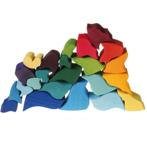 Een berg van losse, veelkleurige houten blokken van de Grimm's ammoniet puzzel.