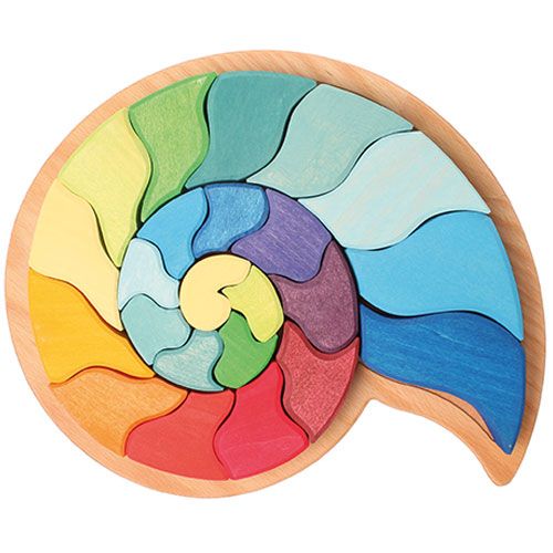 Grimm's houten ammoniet puzzel in regenboogkleuren, compleet in de houten basis, van bovenaf.
