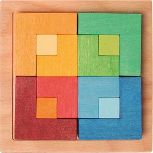 Grimm's houten puzzel met vier gekleurde geometrische blokken in een vierkante houten lijst.