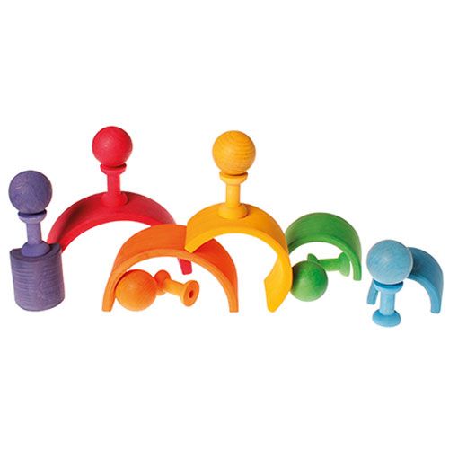 Grimm's houten bouwspeelgoed voor peuters met gekleurde regenboogbogen en houten poppetjes.