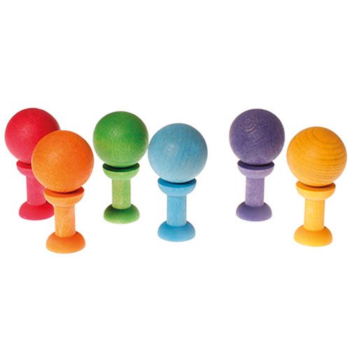 Grimm's set van zes houten speelfiguren met bolle hoofden in regenboogkleuren.