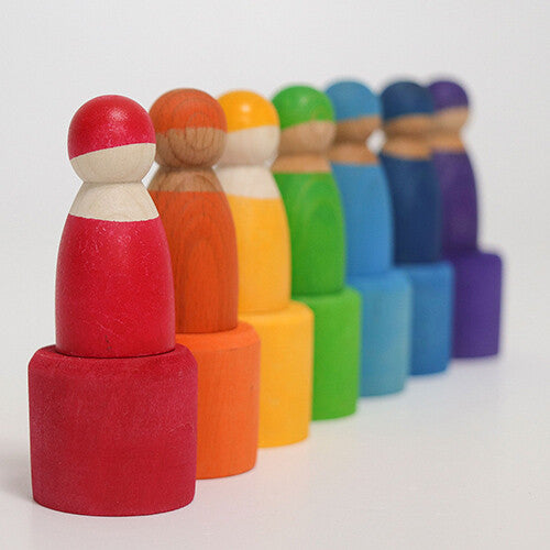 grimm's houten regenboog vrienden in gekleurde kommen, op een rij van rood naar paars.