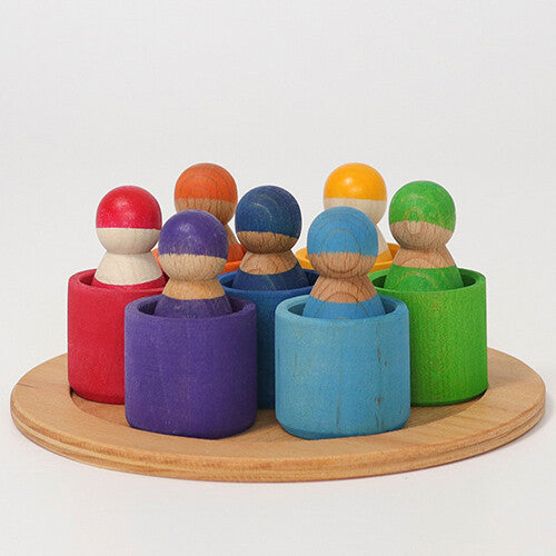 grimm's houten regenboog vrienden in gekleurde kommen, in een cirkel op een ronde houten schijf.