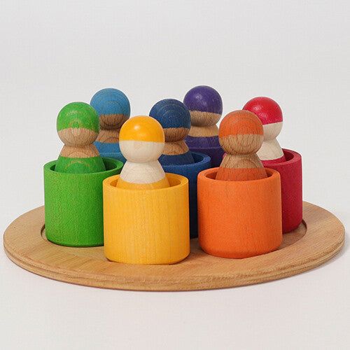 grimm's houten regenboog vrienden in gekleurde kommen, in een cirkel op een ronde houten schijf.