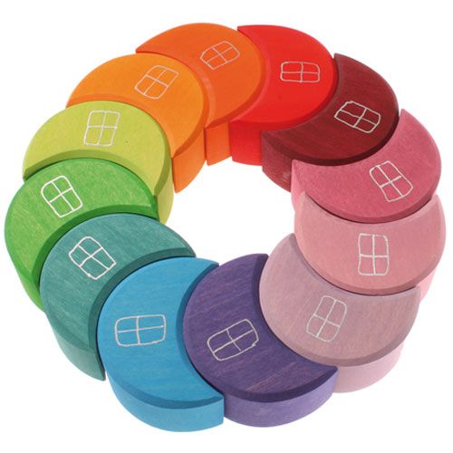 grimm's houten stapel maanhuisjes in een regenboogkleurige cirkel met ramen en deuren.
