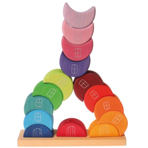 grimm's houten stapel maanhuisjes in regenboogkleuren gestapeld als een boog met een toren.