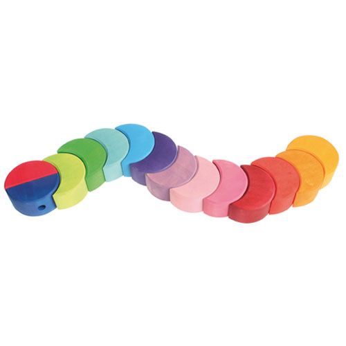 grimm's houten stapel maanhuisjes in een lange, golvende regenboogkleurige rij.