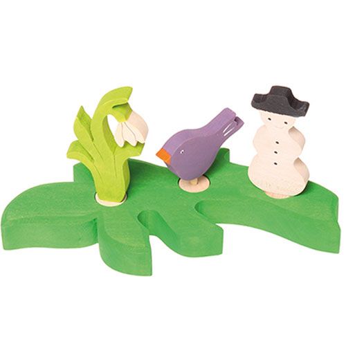 grimm's donkergroene houten tafeldecoratie tak met een sneeuwklokje, paarse vogel en sneeuwpop.