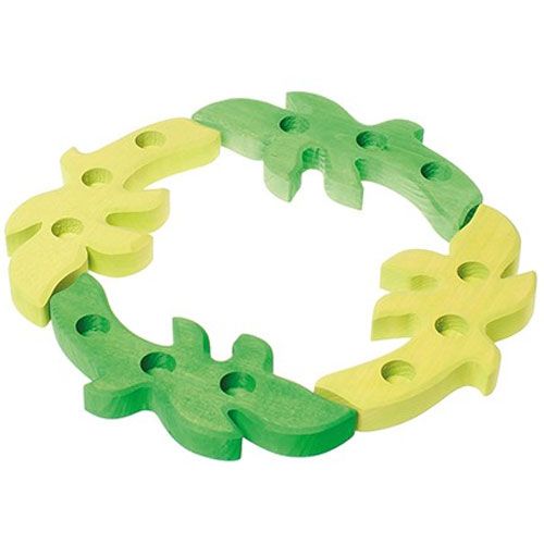 Een cirkel van grimm's houten tafeldecoratie takken in donkergroen en lichtgroen.