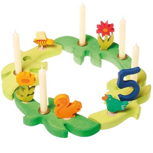grimm's houten tafeldecoratie takken in een cirkel met bij, bloemen, eekhoorn, cijfer 5, vogel en vijf kaarsen.