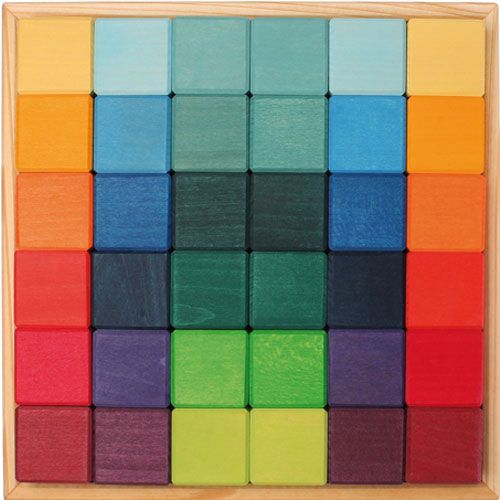 Bovenaanzicht van de grimm's houten blokken set met 36 vierkante kubussen in een houten bak.