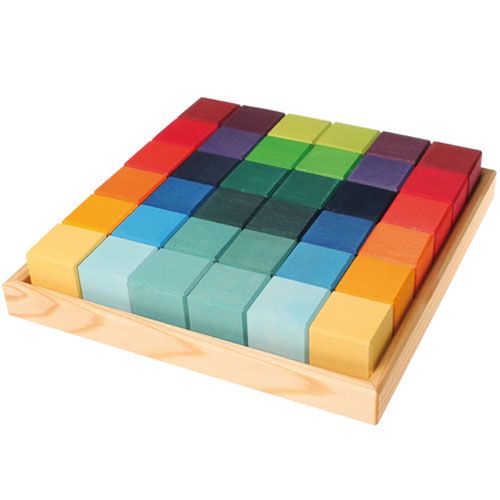 grimm's houten blokken set van 36 vierkante kubussen in een houten bak, gesorteerd op kleur.