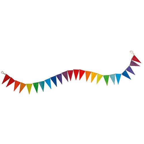 Grimm's houten vlaggenslinger in regenboogkleuren, opgehangen in een golvende lijn.