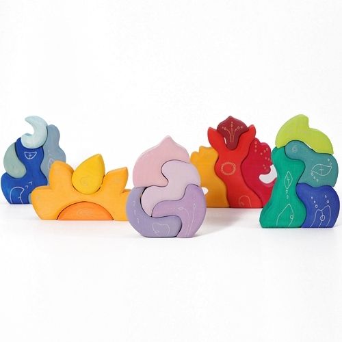 Een collectie grimm's houten stapelspeelgoed in diverse kleuren en organische vormen.