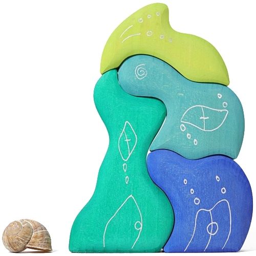 Grimm's houten Casa Aqua stapelblokken in blauw- en groentinten, naast een kleine slakkenhuis voor schaal.