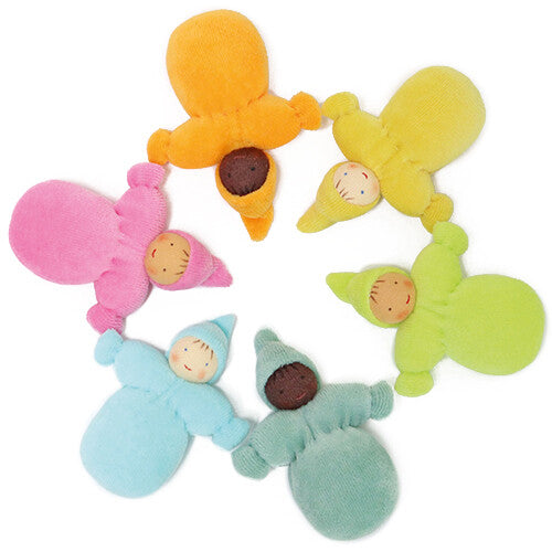 Zes grimm's kabouter poppen in pastelkleuren, met verschillende huidtinten, vormen een cirkel en houden elkaars handen vast.