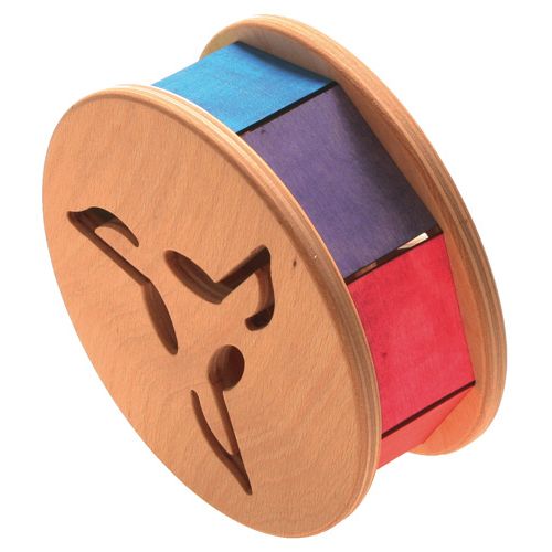 Grimm's houten klankwiel met uitgesneden muzieknoten en kleurrijke blokken aan de zijkant.