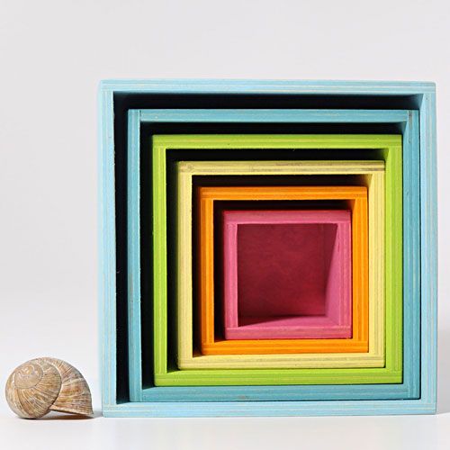 Grimm's houten pastel stapelkubussen met een slakkenhuis ernaast voor schaal.