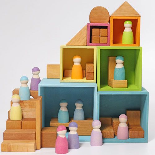 Grimm's houten pastel stapelkubussen gebruikt als onderdeel van een speelset met houten poppetjes.