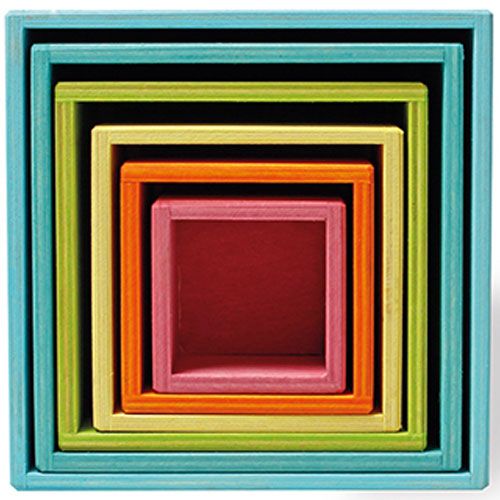 Bovenaanzicht van grimm's houten pastel stapelkubussen die in elkaar zijn geschoven.