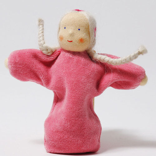 grimm's roze lavendelpopje handpop met blonde vlechten, staand op een witte achtergrond.