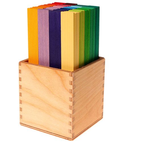 Grimm's houten regenboog latten bouwspeelgoed in een houten opbergdoos.