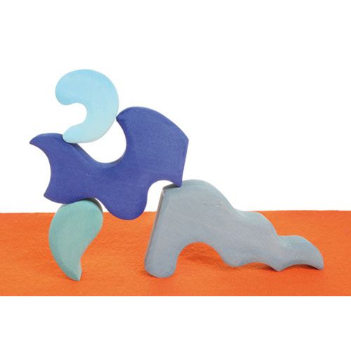 Grimm's houten stapelspeelgoed Maanhuis, losse blauwe en grijze blokken op een oranje ondergrond.