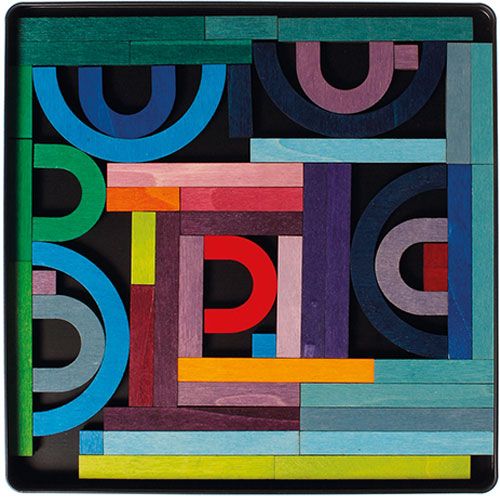Grimm's houten magneetpuzzel met kleurrijke houten stukken die een abstract patroon vormen op een zwarte ondergrond.
