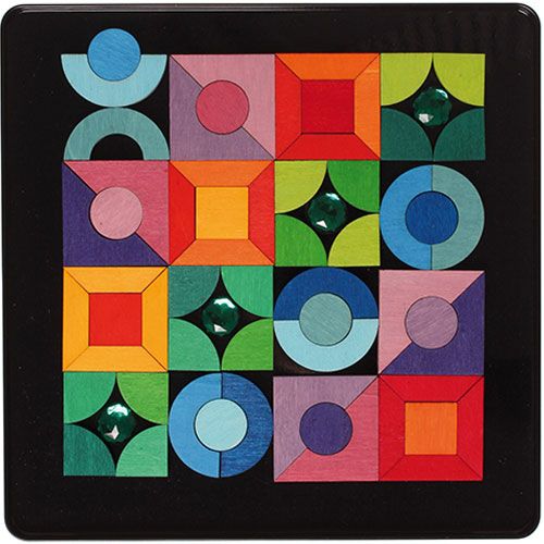 Grimm's houten magneetpuzzel met een abstract geometrisch patroon van gekleurde vormen en groene edelstenen.