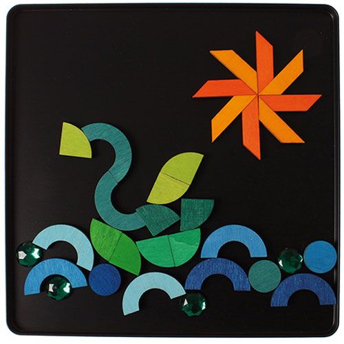 Grimm's houten magneetpuzzel met een zwaan en zon gemaakt van gekleurde vormen en groene edelstenen.