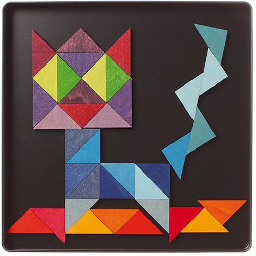 Grimm's houten magneetpuzzel met kleurrijke driehoekige stukken die de vorm van een kat met een zigzagstaart vormen op een zwarte plaat.