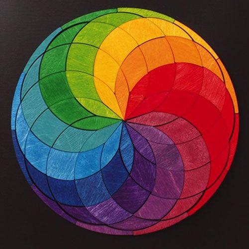 Grimm's houten magneetpuzzel in een complete cirkel met een regenboog spiraalpatroon.