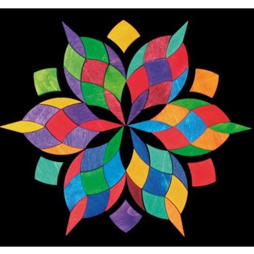 Grimm's houten magneetpuzzelstukken vormen een kleurrijk bloem- of stervormig patroon.